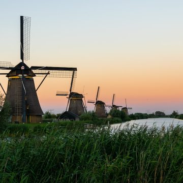Zorganizowane wycieczki do Holandii: Dlaczego warto skorzystać z usług firm przewozowych?