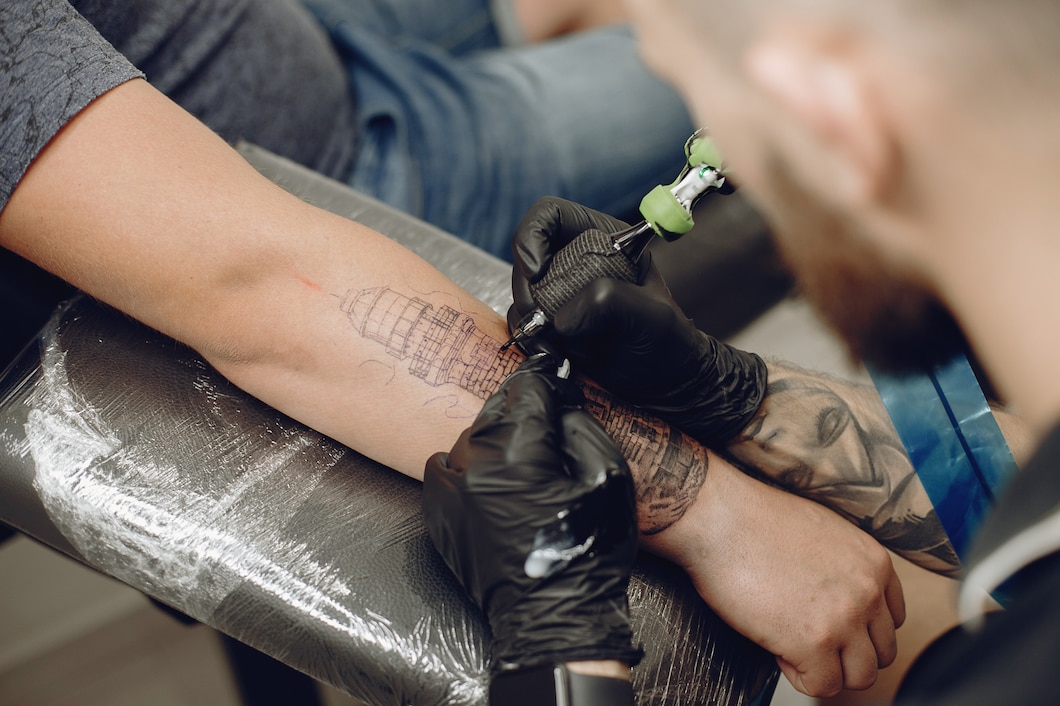 Podstawy handpoke – jak wybrać właściwe igły do tatuażu i zrozumieć ich rozmiary