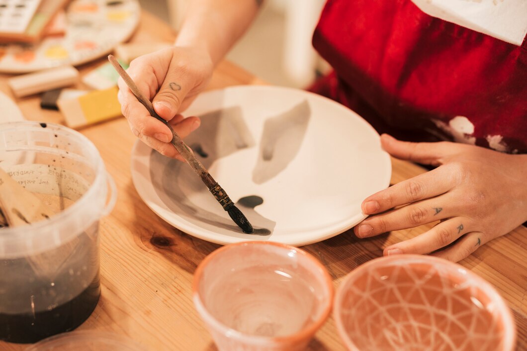 Odkrywanie pasji przez twórczość – jak warsztaty ceramiczne kształtują kreatywność