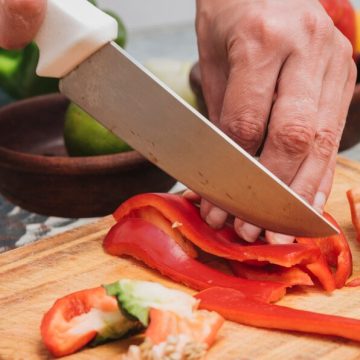 Jak wybrać idealne urządzenie do krojenia warzyw dla twojej restauracji?