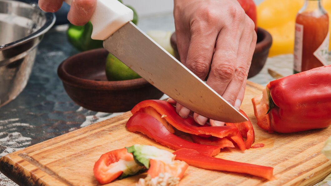 Jak wybrać idealne urządzenie do krojenia warzyw dla twojej restauracji?