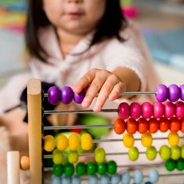 Jak metoda Montessori wspiera indywidualny rozwój dziecka w przedszkolu