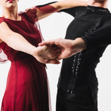 Jak wybrać odpowiednią szkołę tańca towarzyskiego dla dorosłych?